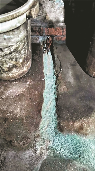 廣州兩家無(wú)證照排污企業(yè)直排藍(lán)色廢水被查處，兩人被刑拘